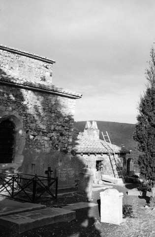 Mirmande.- La façade sud de l'église Sainte-Foy et la sacristie, pendant les travaux de restauration.