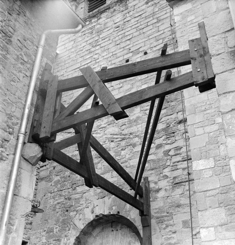 Saint-Donat-sur-l'Herbasse. - Étaiement des murs du cloître de la collégiale.