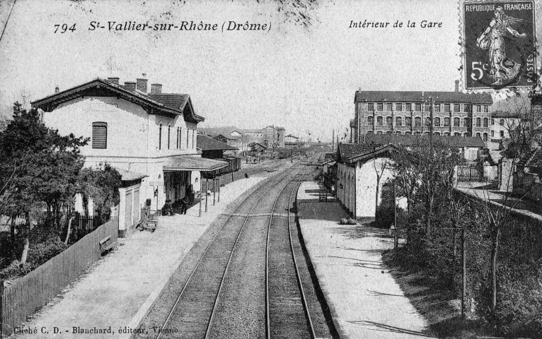 Saint-Vallier-sur-Rhône.- La gare.