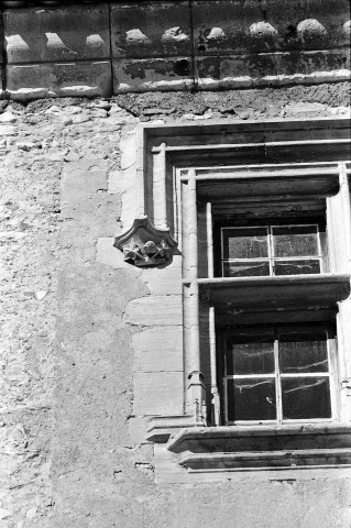 Montjoux. - Fenêtre façade est du château (XVe s.).