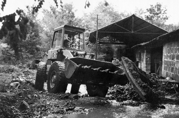 Saint-Uze.- Nettoyage après les inondations de 1968, au fond Paul Arcet.