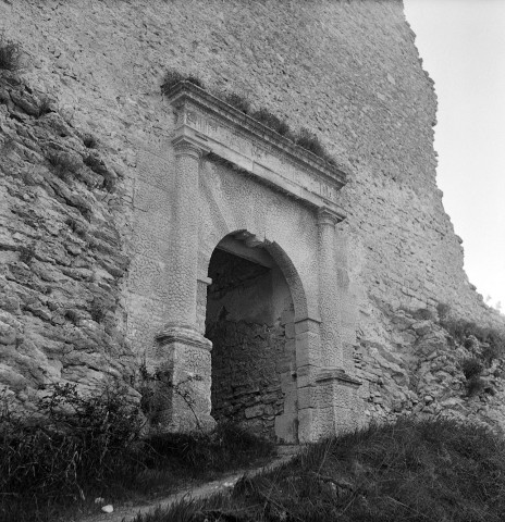 Montbrun-les-Bains. - Le portail du château.