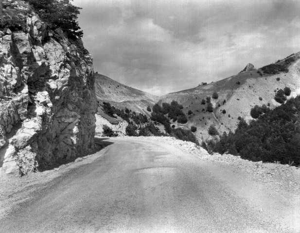 Treschenu-Creyers.- La route du col de Menée.