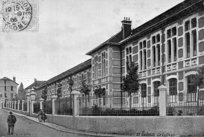 Valence. - Le Collège Émile Loubet, devenu Lycée en octobre 1908, fut terminé en août 1906 et inauguré par M. Doumergue, ministre de l'Instruction publique le 27 septembre 1908.