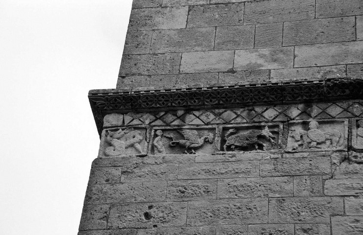 Saint-Restitut. - Frise sculptée du clocher de l'église Saint-Restitut.