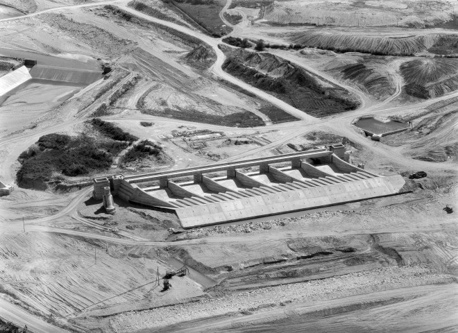 Vue aérienne des travaux du canal du Rhône à l'embouchure du Roubion.