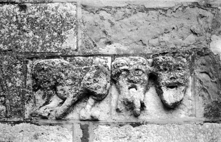 Champagne (Ardèche). - L'église Saint-Pierre, pierre scellée sculptée.