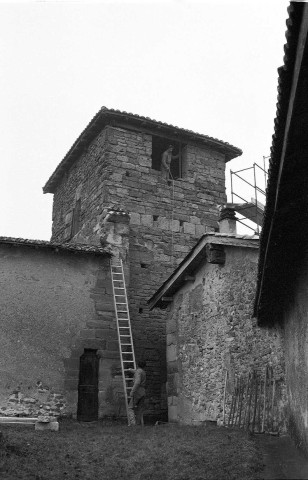 Peyrins. - La façade sud de la chapelle Saint-Ange en travaux de restauration.