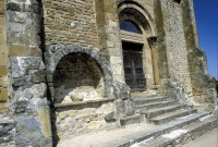 Chantemerle-les-Blés.- Le portail de l'église.