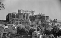 Grignan. - Vue du château et du village.