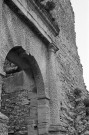 Montbrun-les-Bains.- Le porche du château, avant les travaux.