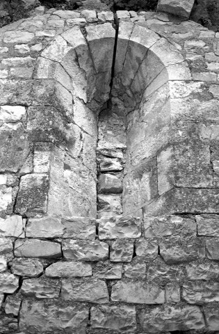 Marsanne.- Fenêtre bouchée façade sud de l'ancienne église Saint-Félix.