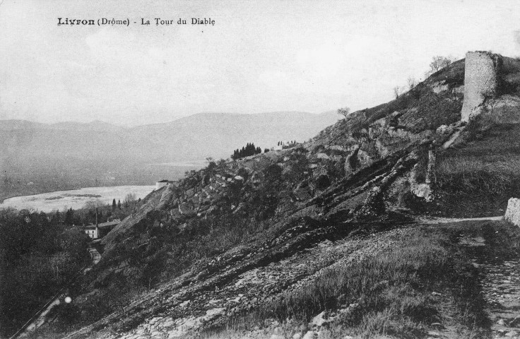 La tour du Diable surplombant le coteau de Brézème.