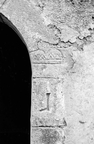 Châteauneuf-de-Bordette.- Détail du porche de la chapelle Saint-Quentin.