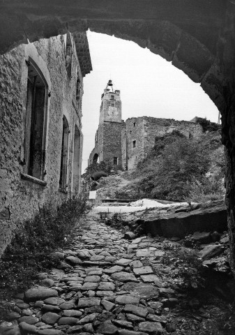 La Bégude-de-Mazenc. - Une ruelle de l'ancien village Châteauneuf-de-Mazenc et le beffroi.