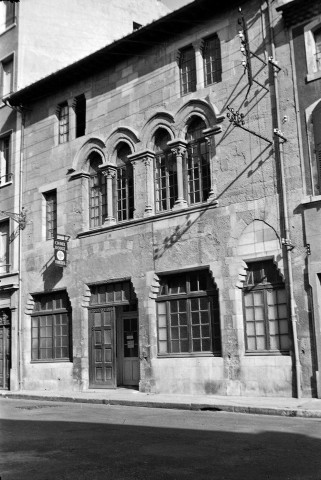 Valence.- Le dispensaire d'hygiène sociale occupe la maison (XIIIe s.) dite du drapier, 6 rue André Lacroix.