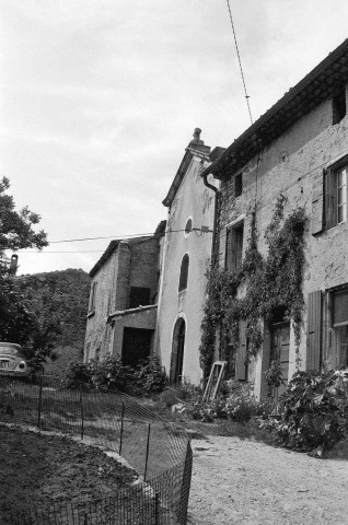 Eyzahut. - L'église Exaltation de la Sainte Croix et les abords.