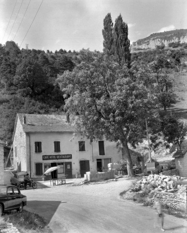 Treschenu-Creyers.- L'hôtel du mont Barral au hameau des Nonières.