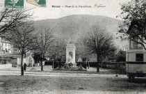 Le monument aux morts place de la République.