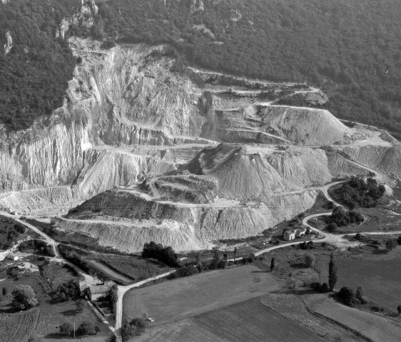 Vue aérienne des carrières de kaolin.