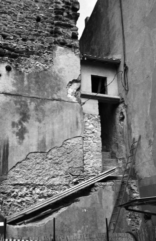 Chabeuil.- Escalier d'accès de la porte du village.