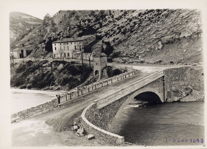 Vue longitudinale de la rive gauche.