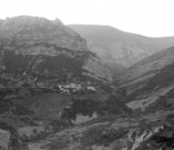 Vue aérienne du village et des gorges de l'Arnayon.