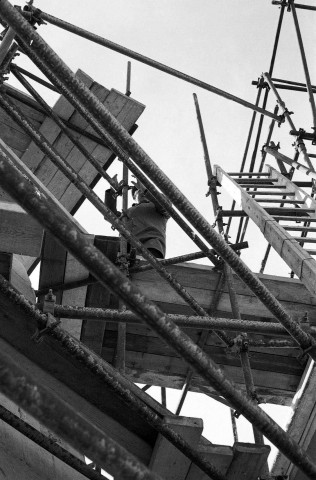 Mours-Saint-Eusèbe. - Le clocher de l'église Notre-Dame en travaux, en novembre 1977.