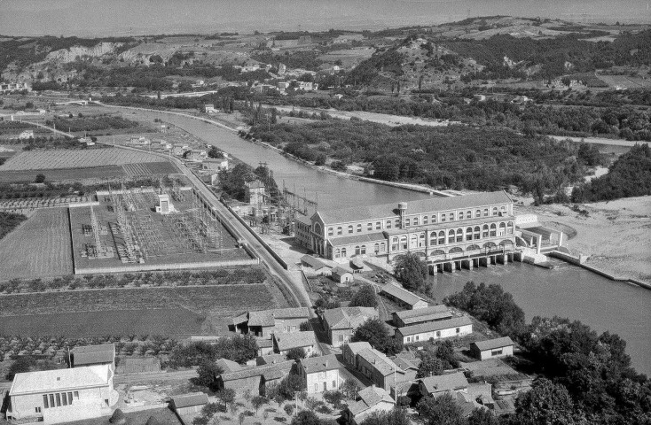 Beaumont-Monteux.- Vue aérienne de la centrale hydraulique EDF sur l'Isère.