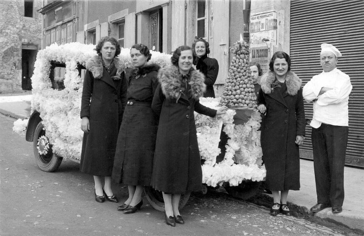 Voiture décorée à la fête des Laboureurs de 1935.