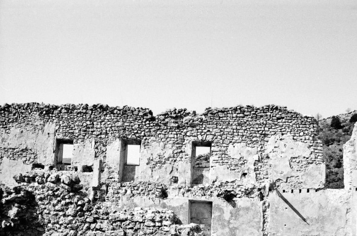 Montbrun-les-Bains.- Le mur nord du château avant les travaux.