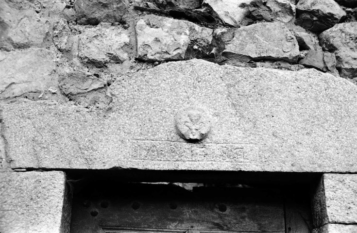 1/Ponet-Saint-Auban. - Détail architectural dans le village.