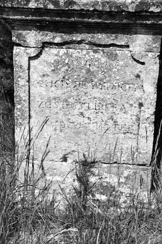 Chamaret. - Inscriptions sur le socle de la croix devant la chapelle Saint-Blaise.