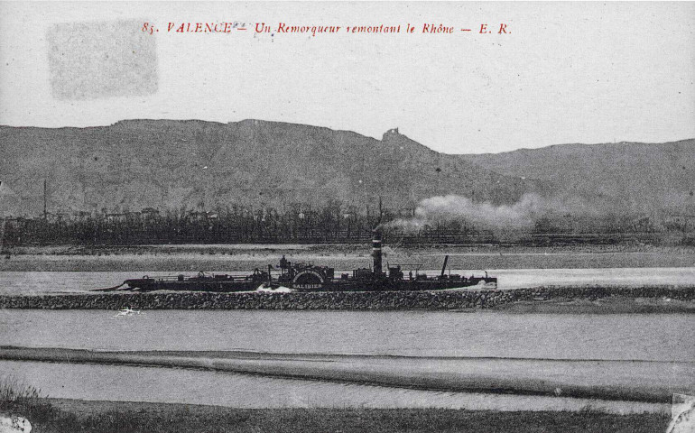 La péniche Galibier remontant le Rhône.