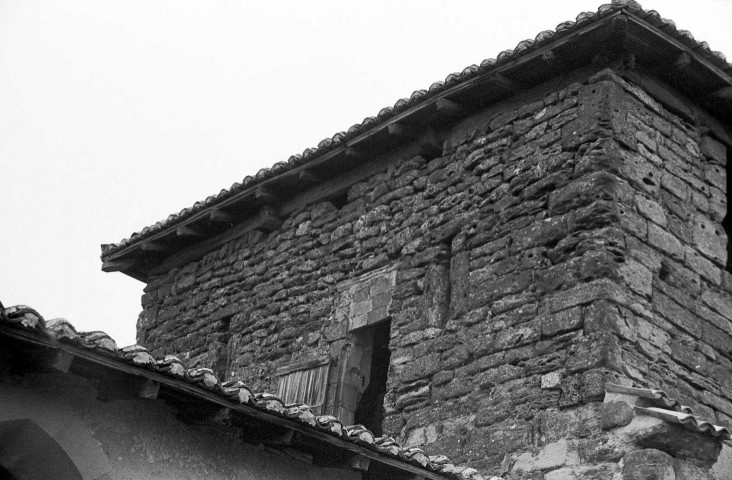 Peyrins. - La façade ouest du clocher de la chapelle Saint-Ange.