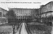 Romans-sur-Isère.- La cour de l'ancienne école primaire supérieure de jeunes filles.