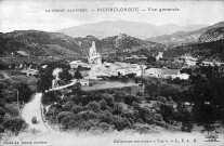 Pierrelongue.- Vue du village et de la chapelle Notre-Dame de Consolation.