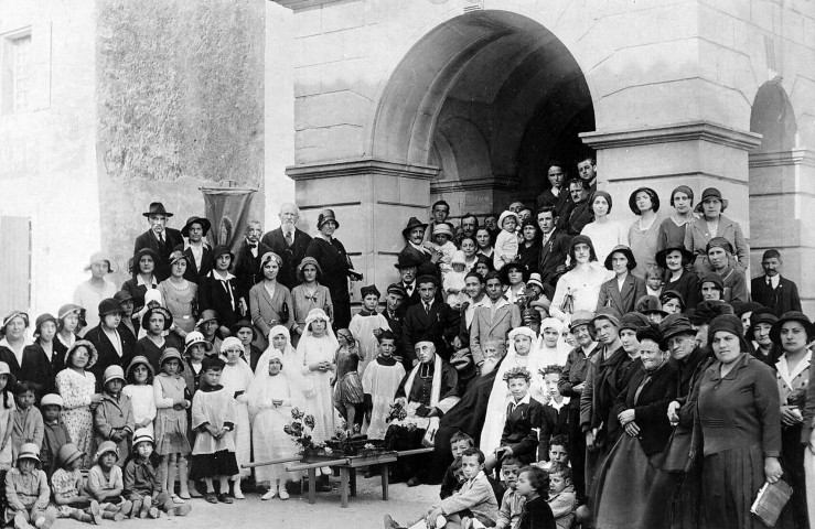 Réauville.- Communiants devant l'église Sainte-Marie-Madeleine.