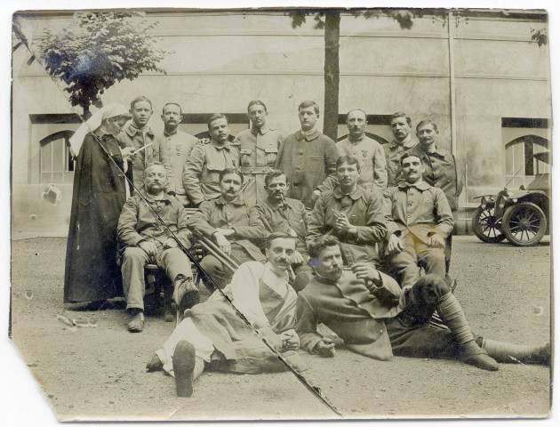 Groupe de blessés et d'infirmiers.