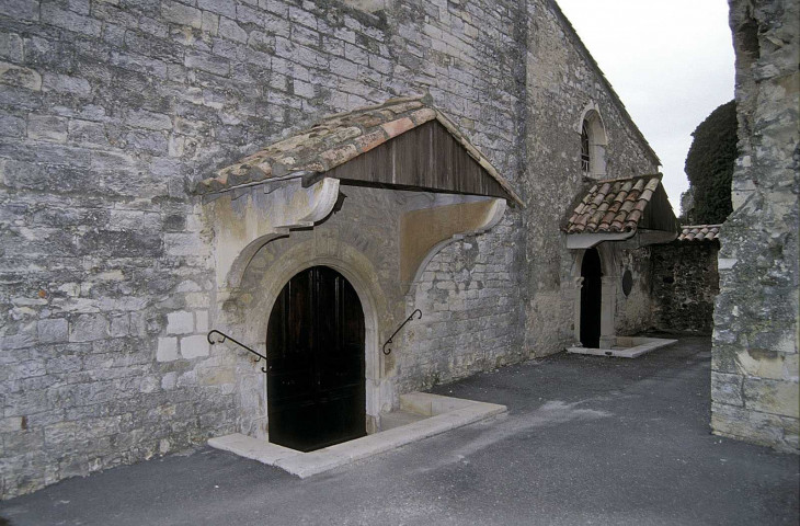 Sauzet.- Le porche de l'église Saint-Lambert.