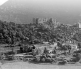 Vue aérienne du village et des ruines du château.