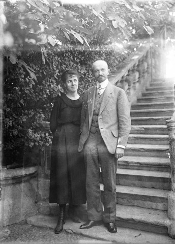 Charols, château de Salettes. - Marthe de Courtois et Henri Champin, en pied, devant les escaliers du château.