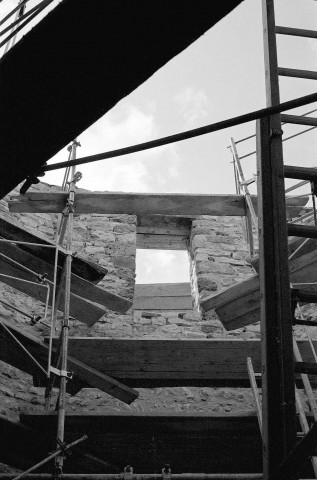 La Charce.- L'accès de la tour ouest du château, pendant les travaux.