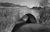 Die. - Pont de la Griotte sur la Drôme, au fond, la Tour de Purgnon.