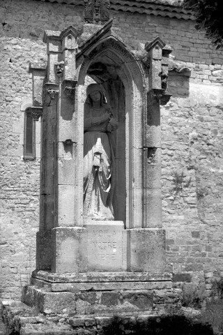 Sainte-Jalle. - Monument aux abords de l'église Notre-Dame de Beauvert.