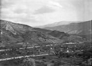 Buis-les-Baronnies.- La vallée de l'Ouvèze, la colline boisée est le "Champ de Pins", propriété de la famille Aubery et le mont Ventoux.