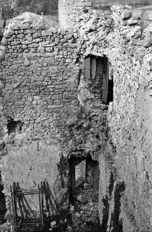 Montbrun-les-Bains.- L'aile sud-est du château, avant les travaux.