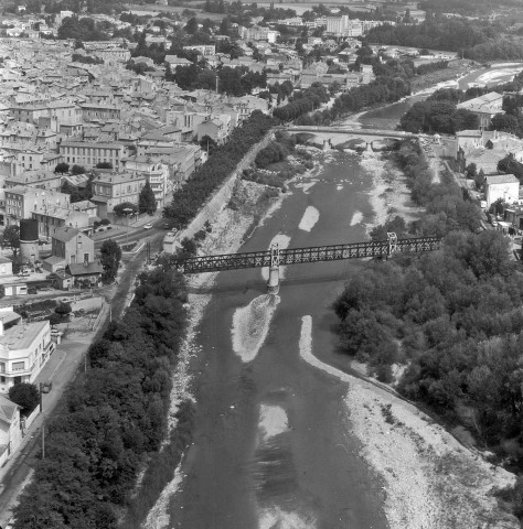 Vue aérienne de la ville et de la Drôme.