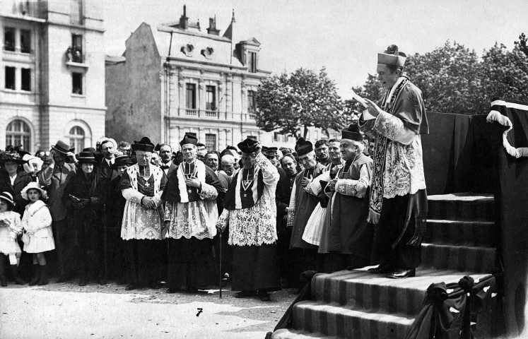 Valence.- Discours de Martin de Gibergues évêque de Valence, à l'occasion des funérailles des 129 victimes de l'incendie de la salle Sainte Madeleine, cours Voltaire, le 1 juin 1919.