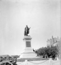 Valence.- Le monument de Montalivet œuvre des architectes Gisors et Tracol, du sculpteur Clair et l'entrepreneur Sagne, inauguré le 12 octobre 1895.